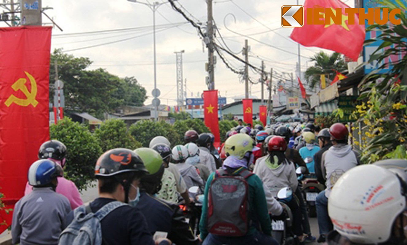 Mung ba Tet: Chen nhau xem thu, doi nang dao duong hoa-Hinh-12